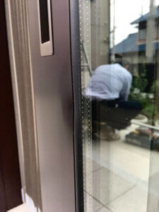 掃き出し窓の凹み2