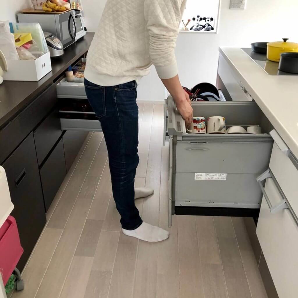 食洗機からの食器の片付け